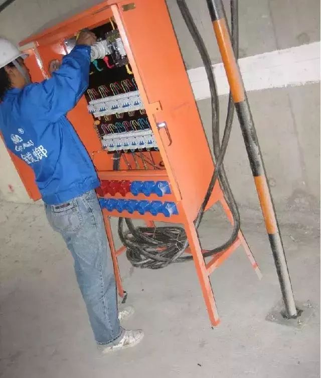 施工現場臨時用電配電箱及開關箱配置和使用說明，圖示詳圖