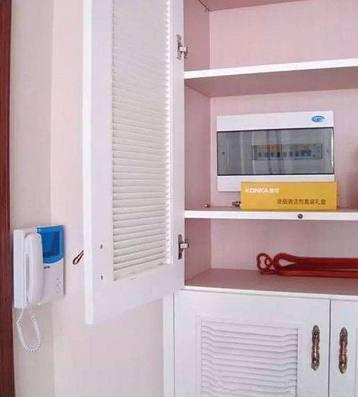 老電工把配電箱安裝在墻內(nèi)。曬太陽太聰明了。