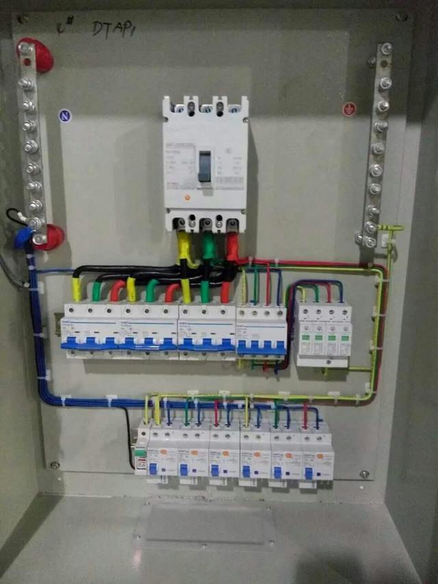 跟著師傅學做配電箱，看到師傅的手藝，我不好意思開始