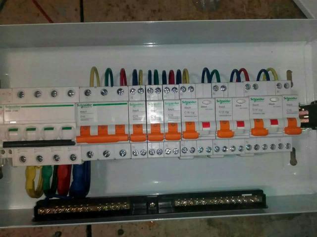 跟著師傅學做配電箱，看到師傅的手藝，我不好意思開始