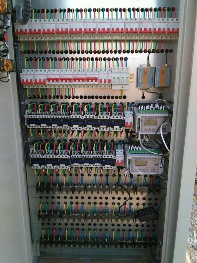 跟著師傅學做配電箱，看到師傅的手藝，我不好意思開始